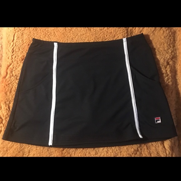 *Fila* Skort. Sports/Street Wear in B&W - Picture 10 of 10